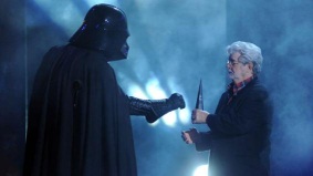 Darth Vader recibe su galardón de manos de su creador George Lucas